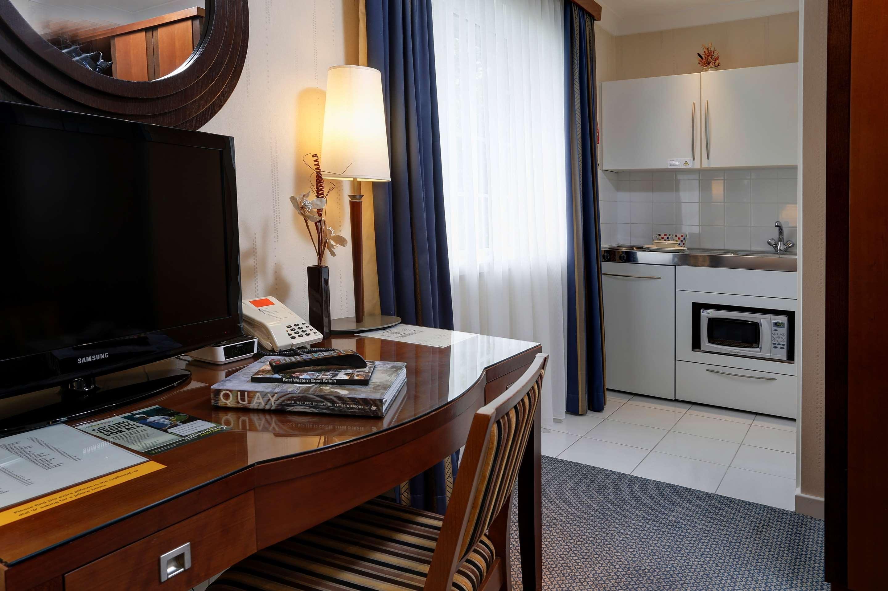 Best Western Homestead Court Hotel ウェリン・ガーデン・シティ エクステリア 写真