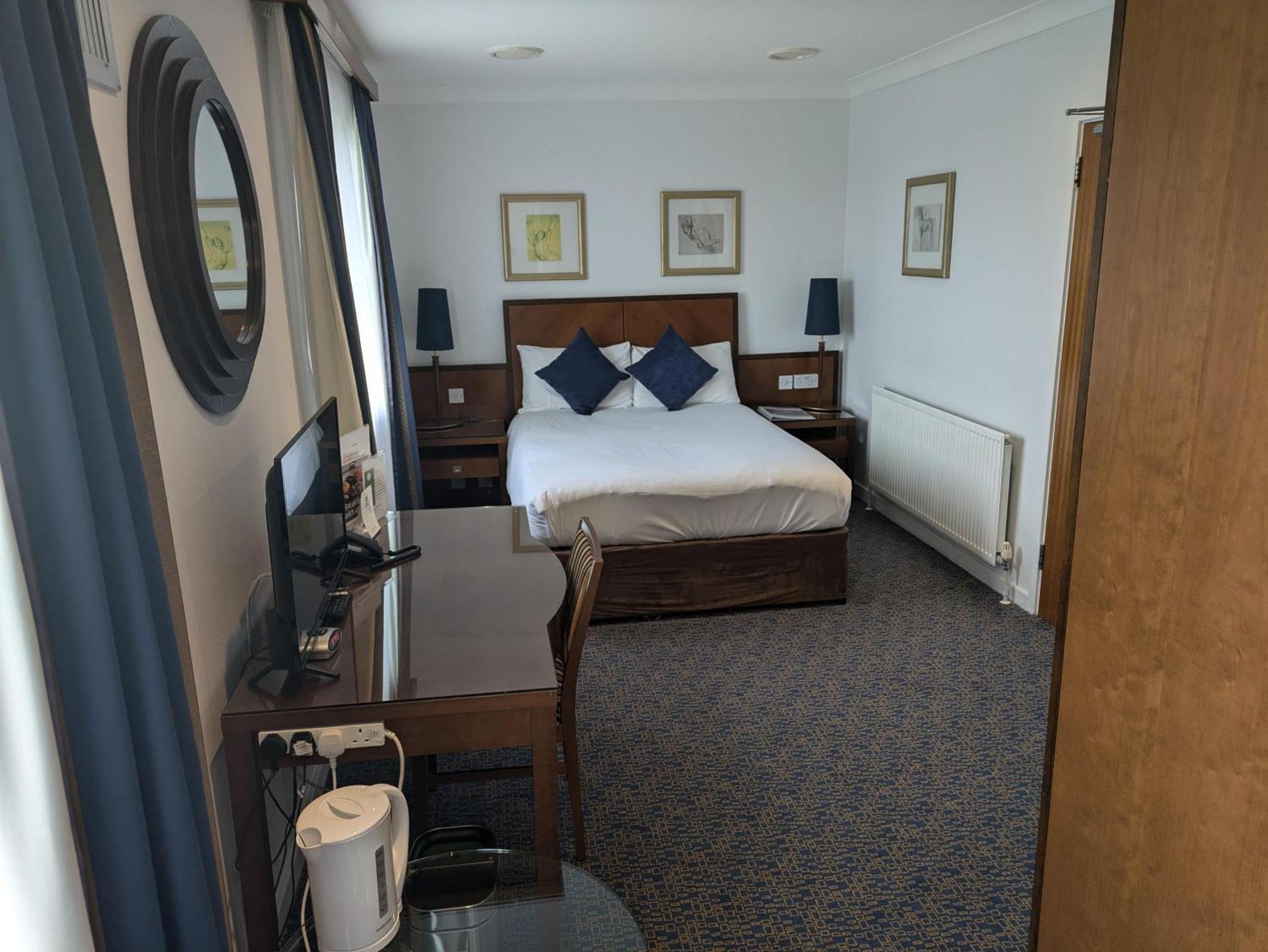 Best Western Homestead Court Hotel ウェリン・ガーデン・シティ エクステリア 写真